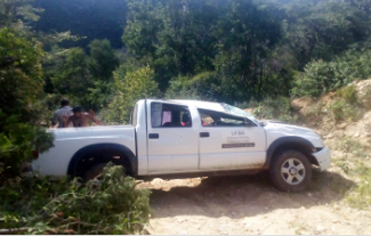 Carro com estudantes de Geologia da Ufba capota na zona rural de Riacho de Santana