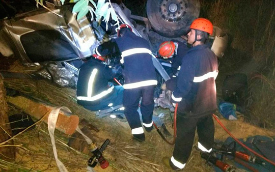 Corpo é retirado de ferragens 12h após acidente com 4 carretas em Muquém do São Francisco