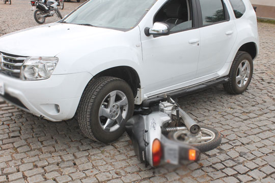 Brumado: Moto vai parar debaixo de carro em colisão na Praça dos Trabalhadores