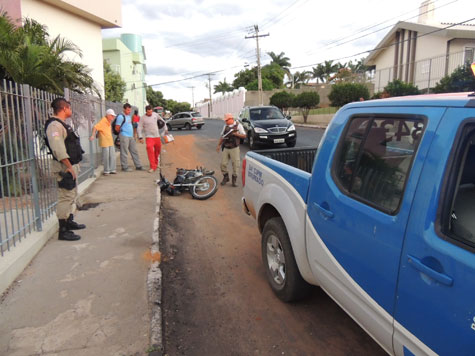 Brumado: Em alta velocidade, motociclista cai e fratura braço na João Paulo I