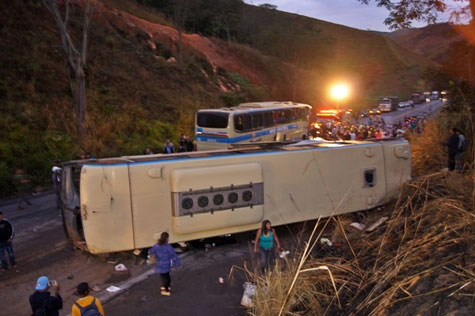 Acidente envolvendo ônibus da Novo Horizonte deixa uma pessoa morta e diversas feridas