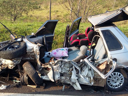 Cadeirinha fica intacta e bebê sai ileso de acidente que fez carro virar sucata em São Paulo