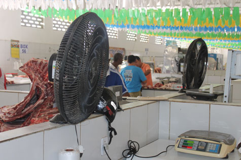 Açougueiros sofrem com efeito estufa no mercado em Brumado