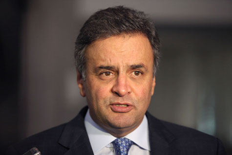 Aécio diz que vai oferecer bolsa para jovens concluírem ensino médio