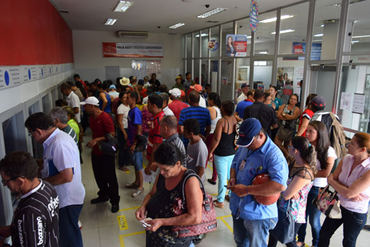 Com o fim da greve, agências bancárias estão lotadas em Brumado