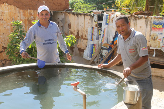 Na falta de larvicida, agentes de endemias utilizam peixe para combater a dengue em Brumado