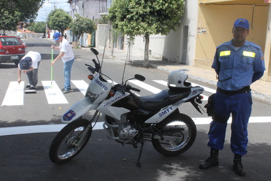 Agentes de trânsito prestam serviços voluntários para pintar faixas de pedestres em Brumado