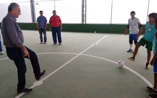 Quadra poliesportiva da Escola Roberto Santos é entregue em Brumado 