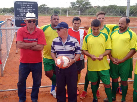 Brumado: Prefeito inaugura campo society e sistema de telefonia móvel no Povoado de Correias