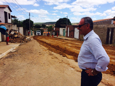 Brumado: Prefeito visita obras de pavimentação do Bairro Olhos D'água