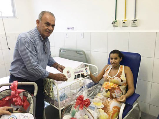 Aguiberto entrega kit para gestante em programação da 3ª Semana do Bebê em Brumado
