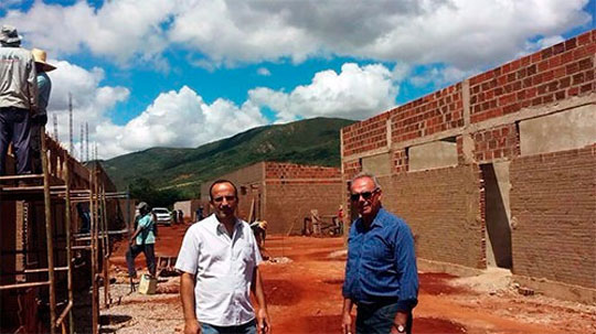 Brumado: Prefeito confere andamento da obra de construção da nova escola de Ubiraçaba