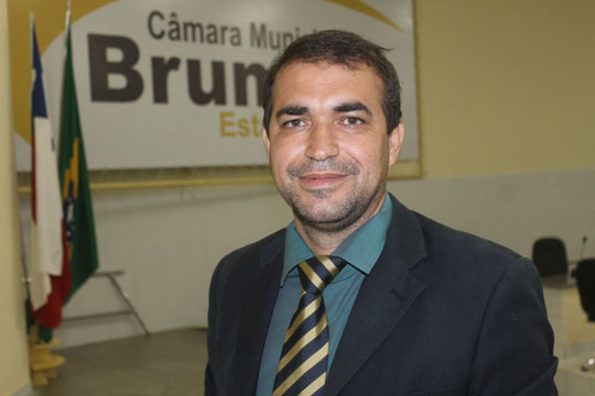 Presidente do legislativo brumadense protocola projeto para instalação de uma rádio câmara