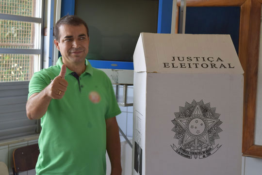 Brumado: Candidato Alessandro Lôbo vai votar acompanhado de Edmundo e Marizete