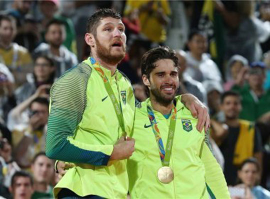 Rio 2016: Alison e Bruno Schmidt derrotam italianos e conquistam o ouro no vôlei de praia