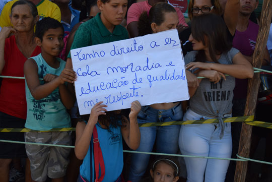Brumado: Com protesto dos professores e vaias da população, prefeito abandona desfile cívico