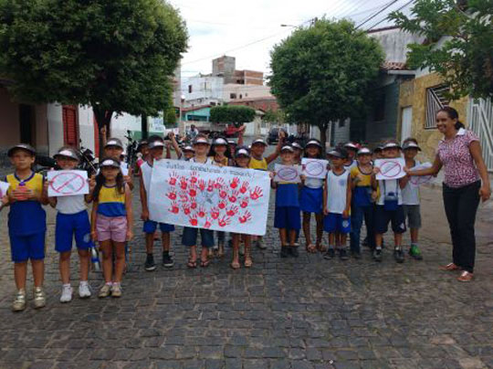 Brumado: Alunos da Escola Clarice Morais realizam caminhada no combate ao mosquito Aedes Aegypti