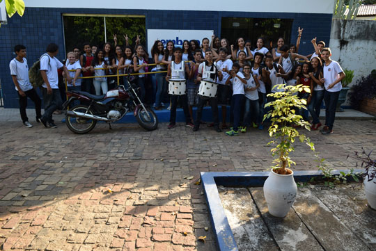 Brumado: Sem água há três dias em escola pública , alunos protestam na sede da Embasa