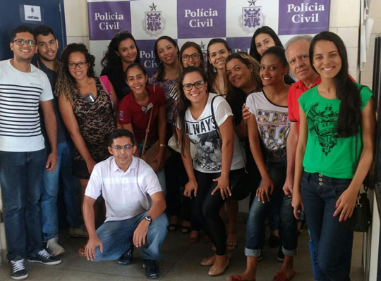 Alunos do curso de Direito passam por aula prática na delegacia de Brumado