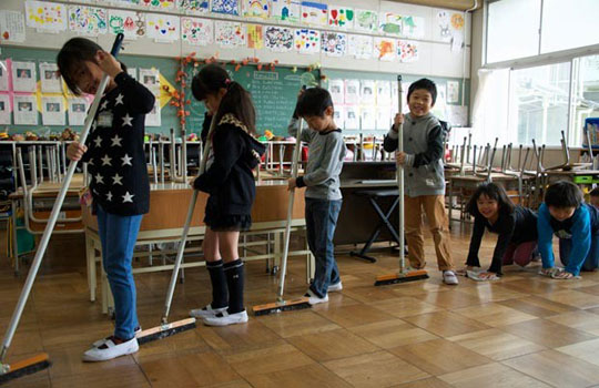 Japão: Alunos limpam banheiro da escola para aprender valorizar patrimônio