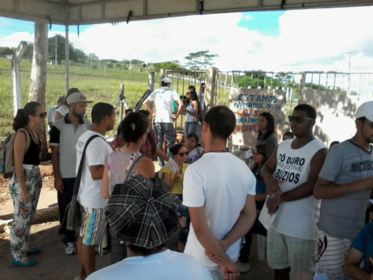 Alunos da Uesb protestam contra precariedade e fecham campus em Itapetinga