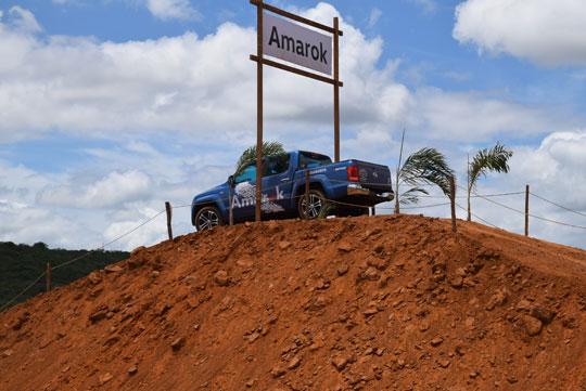 Com pista off road, nova Amarok 2017 conquista aprovação dos brumadenses