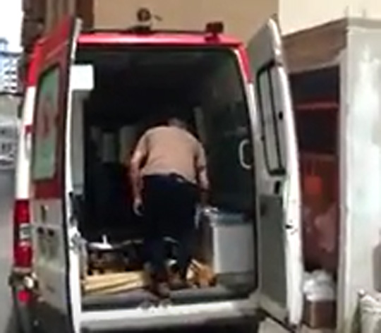 Vídeo mostra ambulância do Samu de Jacaraci transportando mudança em Vitória da Conquista