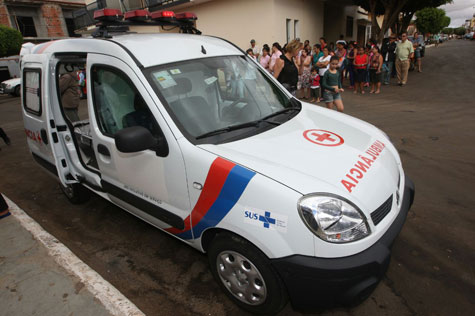 Rio do Antônio recebe ambulância e liberação de recurso para calçamento