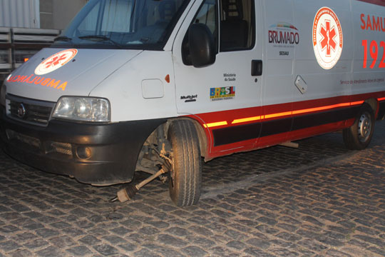 Ambulância do Samu 192 quebra barra de direção após passar por manutenção em Brumado