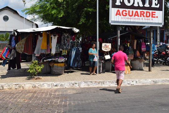 Brumado: Ambulantes voltam a ocupar calçadas no estacionamento do mercado municipal