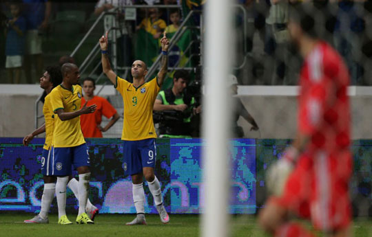 Brasil faz 2 a 0 no México e vence a nona sob comando de Dunga