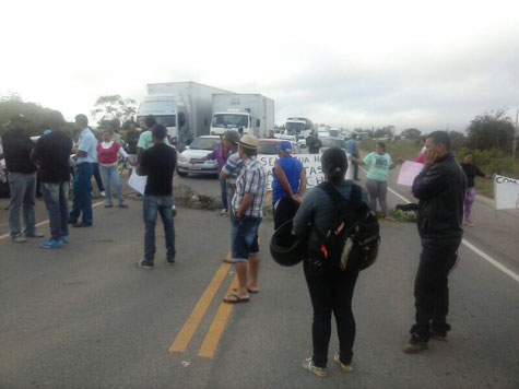 Anagé: Em protesto contra a falta de água, moradores bloqueiam a BA-262