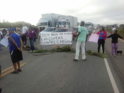 Anagé: Em protesto contra a falta de água, moradores bloqueiam a BA-262