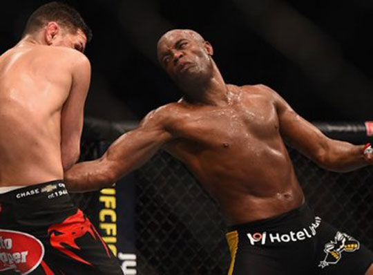 Anderson Silva vence por decisão unânime em retorno ao UFC