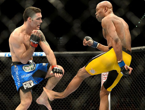 Anderson Silva sofre fratura chocante em chute e Chris Weidman mantém cinturão