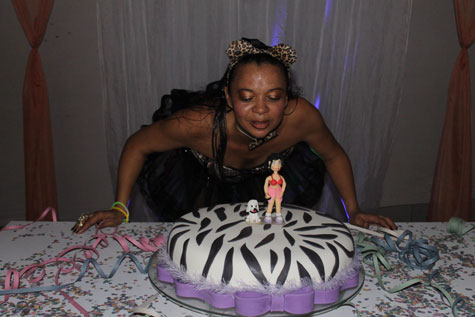 Brumado: Baiana celebra aniversário com festa a fantasia