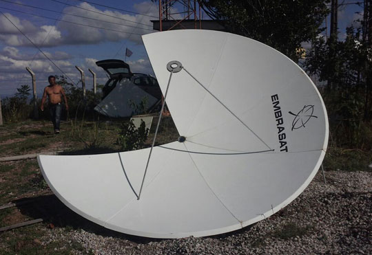 Técnicos da TV Aratu instalam antena de retransmissão do SBT em Brumado
