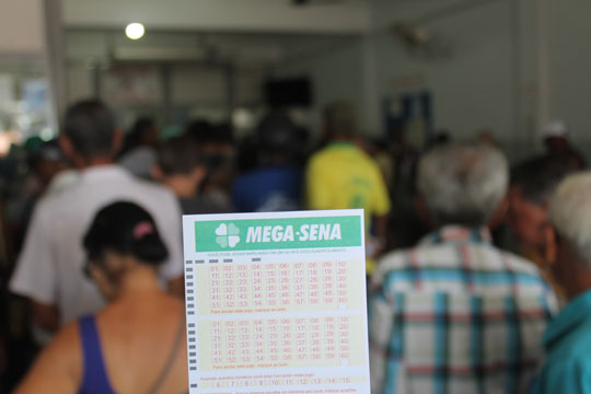 Caixa sorteia hoje maior prêmio da Mega Sena no ano: 130 milhões