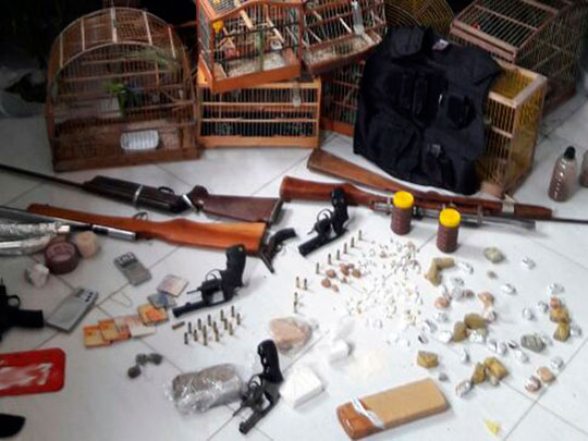 Sete são presos com drogas e arma que custa R$ 15 mil no interior da Bahia