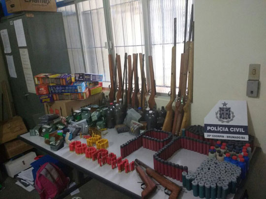 Polícia prende homens suspeitos de vender armas, munições e fogos de artifício em Brumado