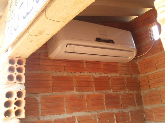 Tocantins: Homem instala ar-condicionado em casinha de cadela de estimação
