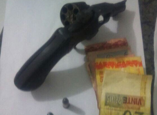 Aracatu: Bandido 'fanfarrão' pratica assalto e é preso comendo em lanchonete
