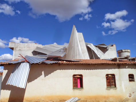 Forte ventania destrói casas em Aracatu