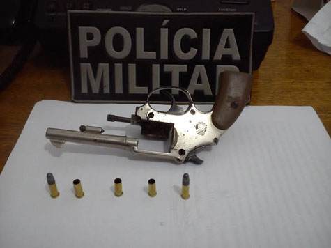 Aracatu: Homem é conduzido à delegacia por porte ilegal de arma