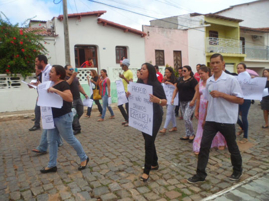 Professores realizam protesto e ameaçam paralisar atividades em Aracatu