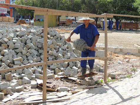 Brumado: Arames farpados são retirados de canteiro de obras