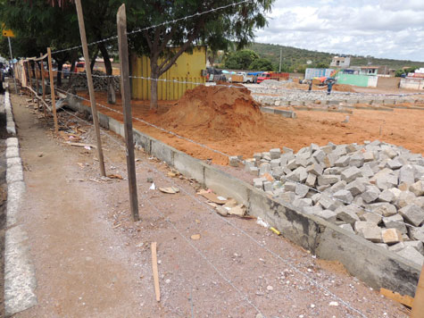 Prefeitura de Brumado notifica empresa para retirar arame farpado em obra na área da Cesta do Povo