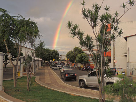 Arco-íris embeleza o céu e neblina muda o tempo em Brumado