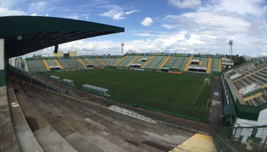 Cercada de emoção, Chapecoense volta a campo hoje contra Palmeiras