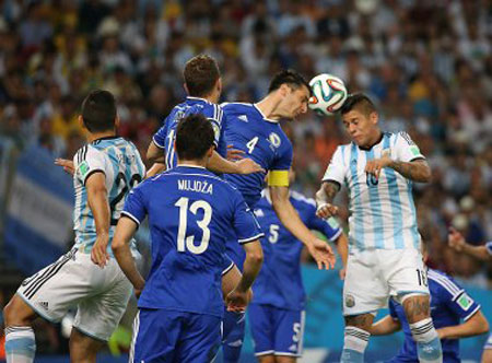 Argentina vence: 1 gol de Messi e 1 contra